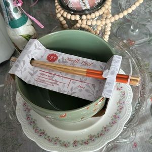NIP 26 oz ramen noodle ceramic bowl with chopsticks by Core Kitchen